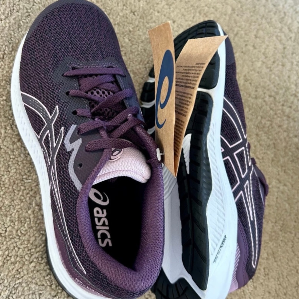 ASICS kids athletic shoes NWT in original box Sz.4-1/2